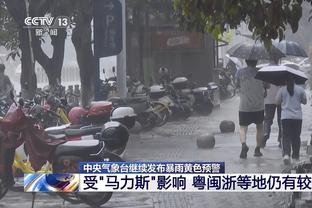 沾沾喜气！死亡封盖+跳投准绝杀率队逆转 乔治赛后送签名篮球